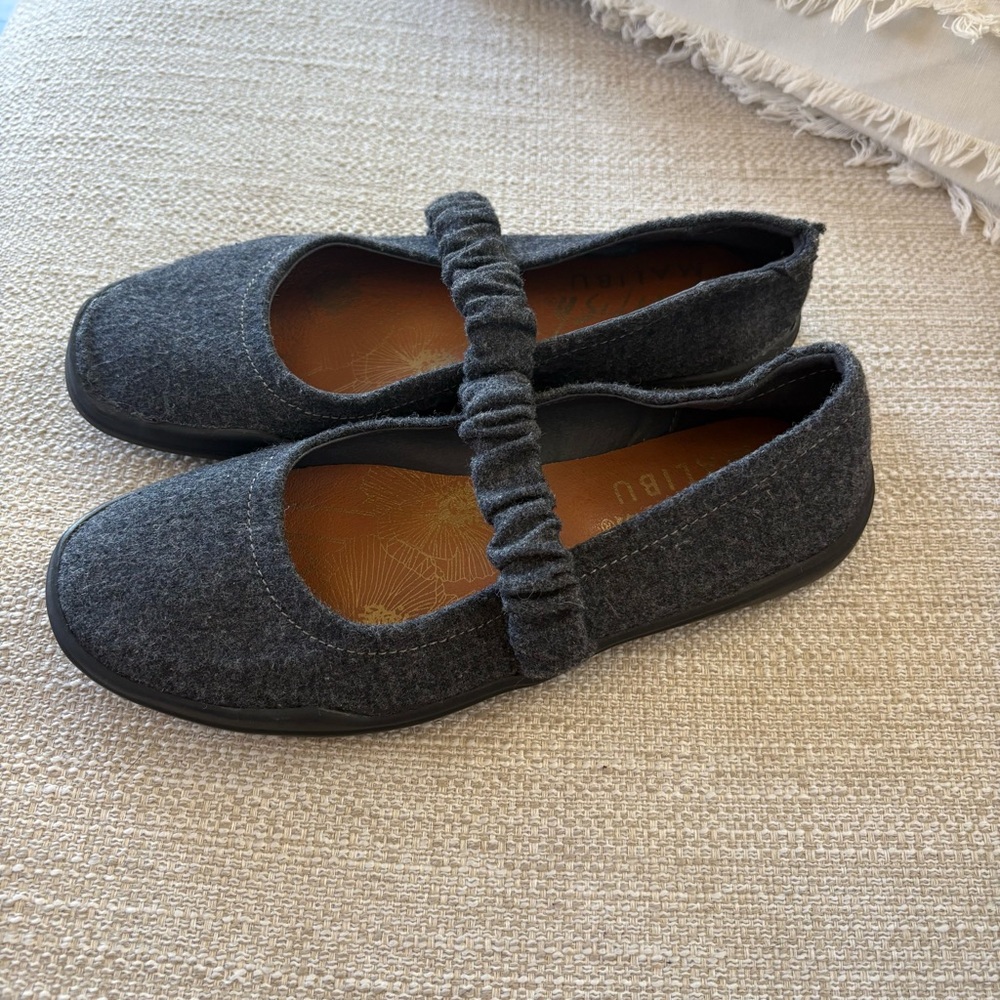 Blowfish Malibu Women’s Romeo Casual Flat Dark Gray Flannel NWOT- Size 6